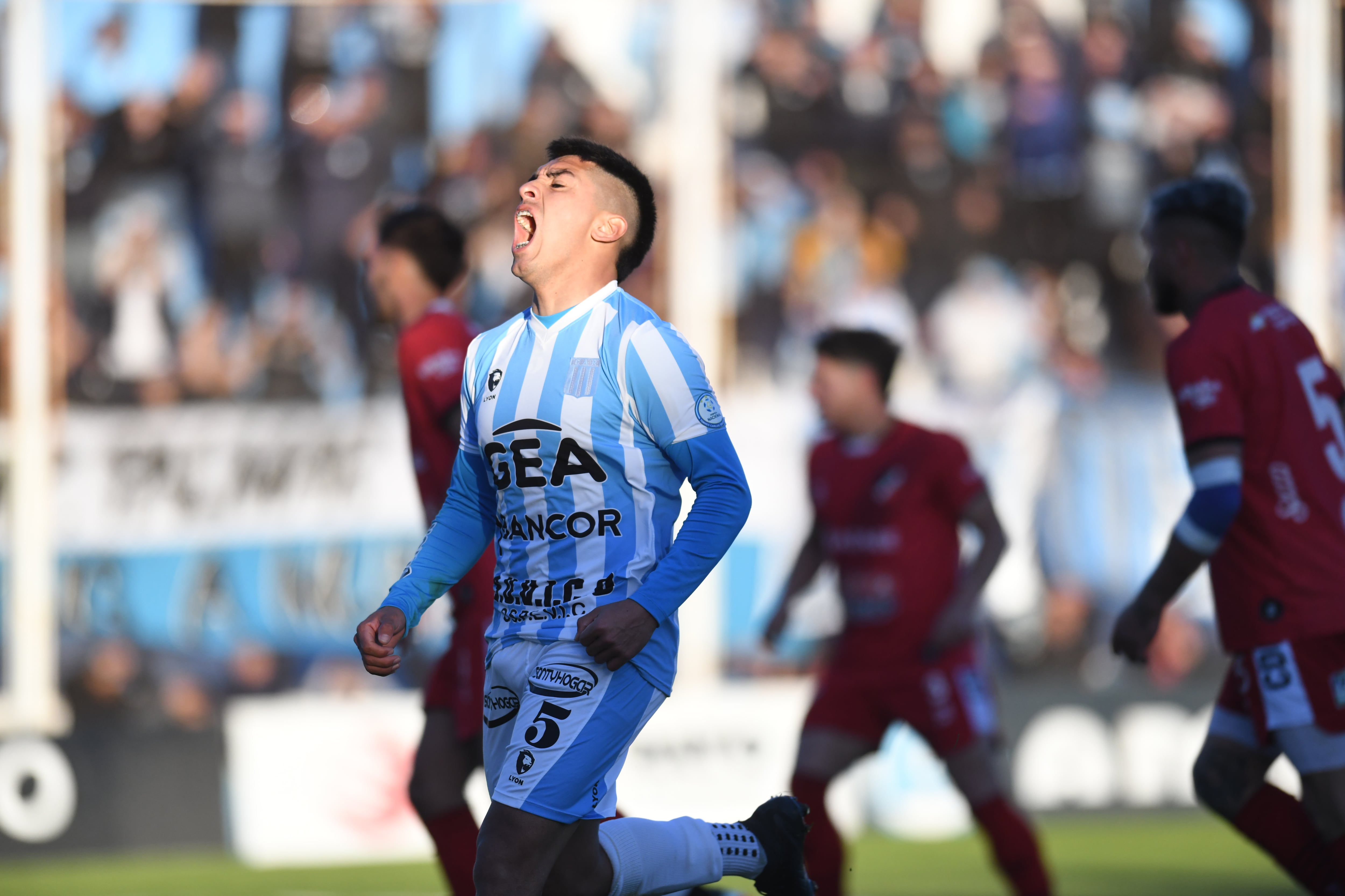 En el Miguel Sancho  Racing de Nueva Italia le ganó a Maipú de Mendoza en un partidazo y los hinchas festejaron. Foto Javier Ferreyra