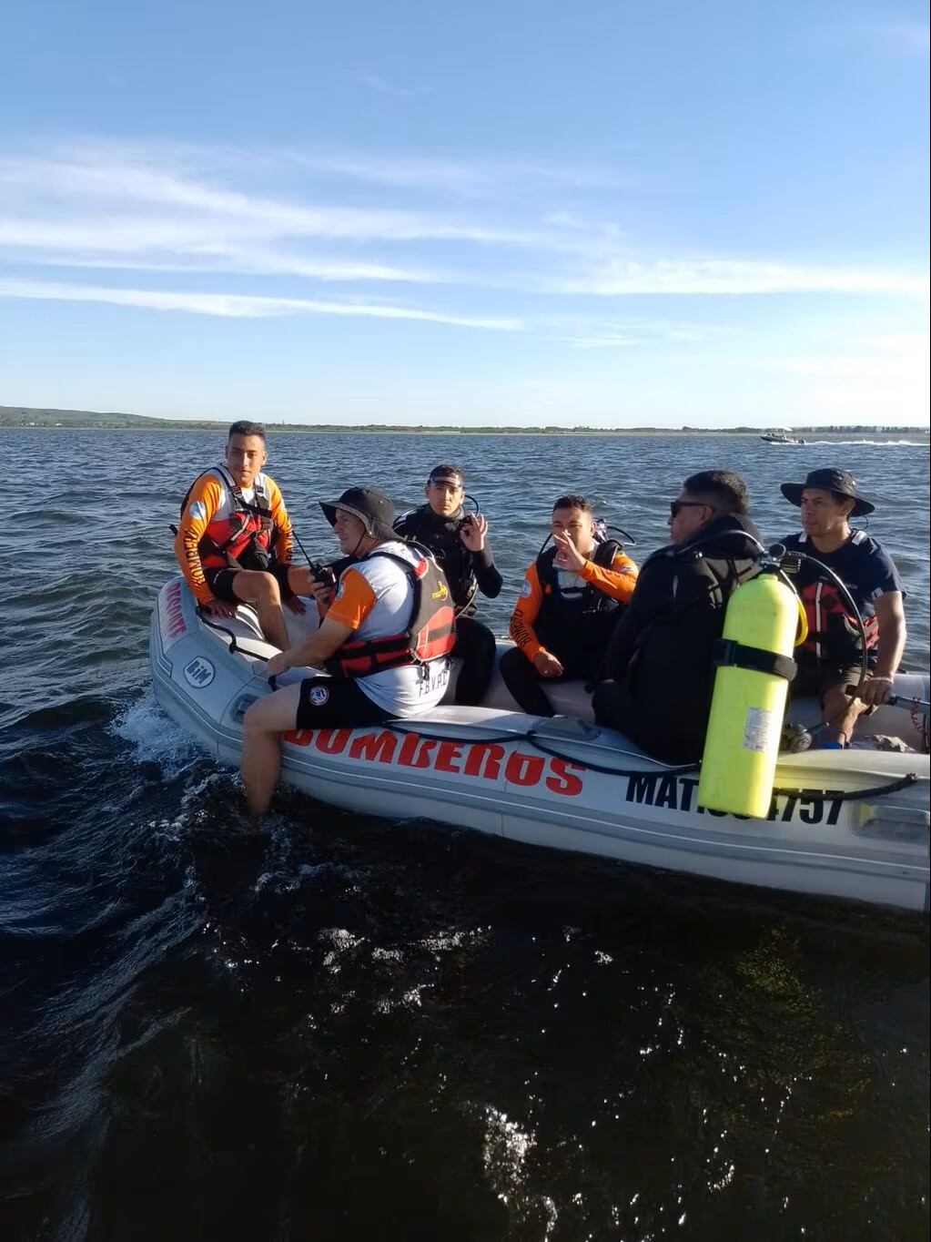 Más de 60 personas buscaron a un hombre desaparecido que cayó de una lancha. Foto: Gentileza La Voz.