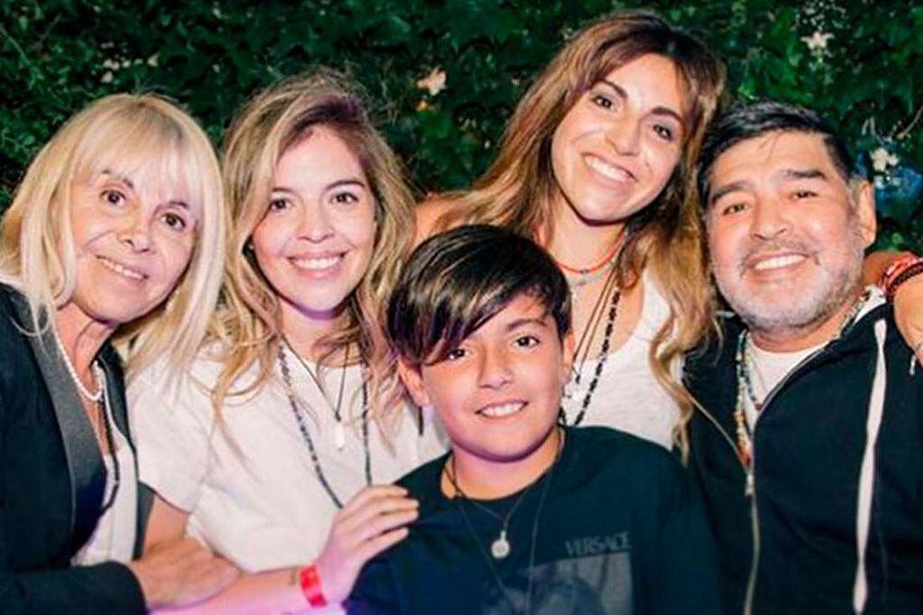 Dalma y Gianinna, junto Benjamín Agüero, Claudia Villafañe y Diego Maradona.