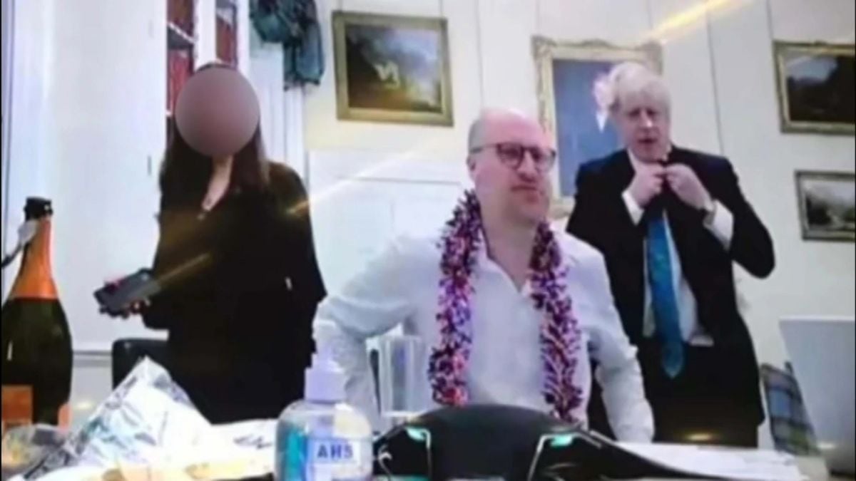 Boris Johnson en imágenes durante una de las fiestas celebradas en pleno aislamiento total en Reino Unido