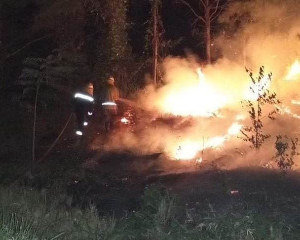 Bomberos voluntarios de Andresito pasaron Noche buena y Navidad combatiendo incendios de grandes magnitudes.