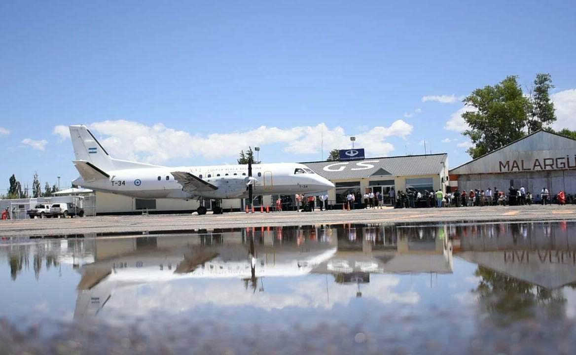 Una nave de LADE en el aeropueto de Malargüe.