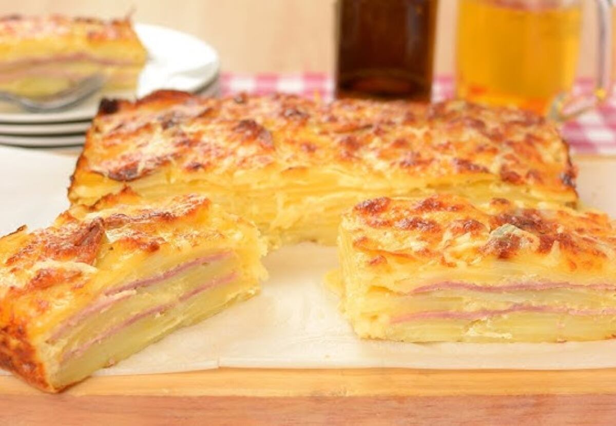 Súper fácil y te salva la cena: la receta para hacer un milhojas de papa crocante
