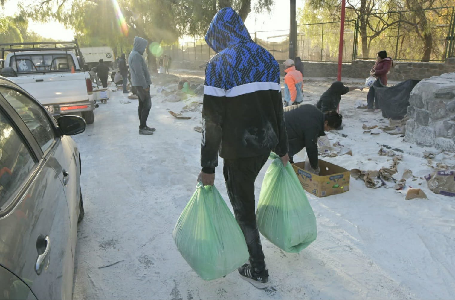 Volcó un camión con 800 bolsas de harina en el Parque y la gente se llevó todo (Orlando Pelichotti / Los Andes)