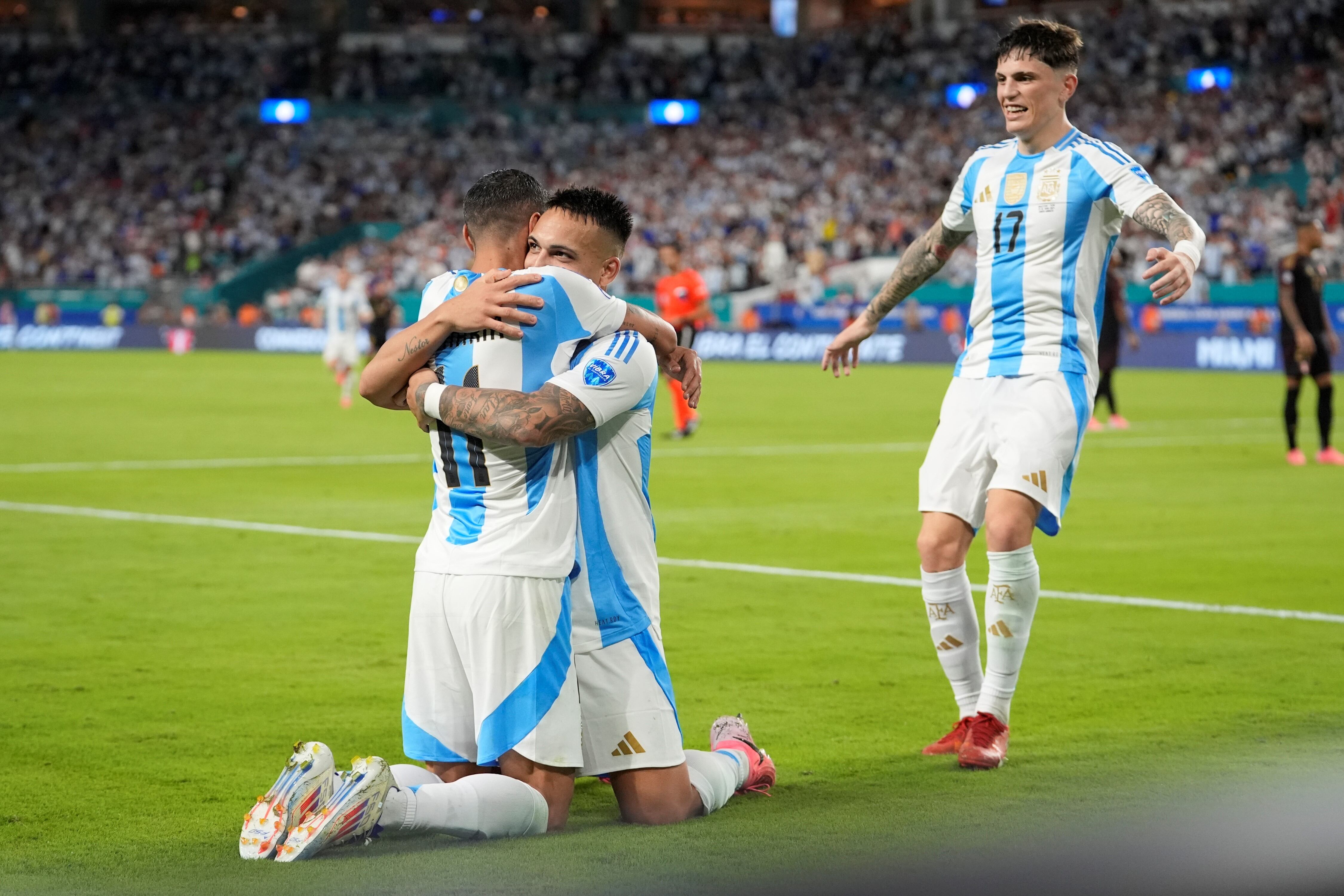 Lautaro Martínez le dio la ventaja a Argentina ante Perú en la Copa América. (AP)