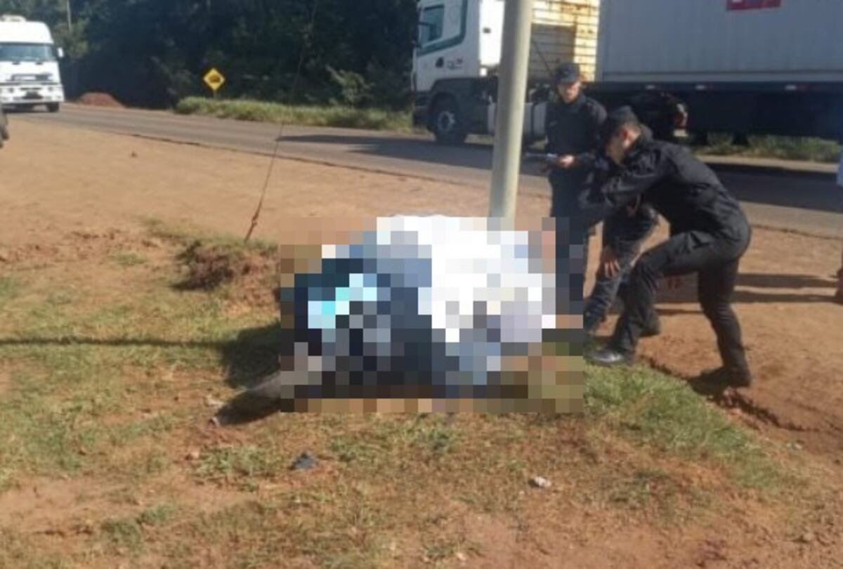 Siniestro vial en Gobernador Roca: un motociclista falleció tras impactar contra un poste de luz