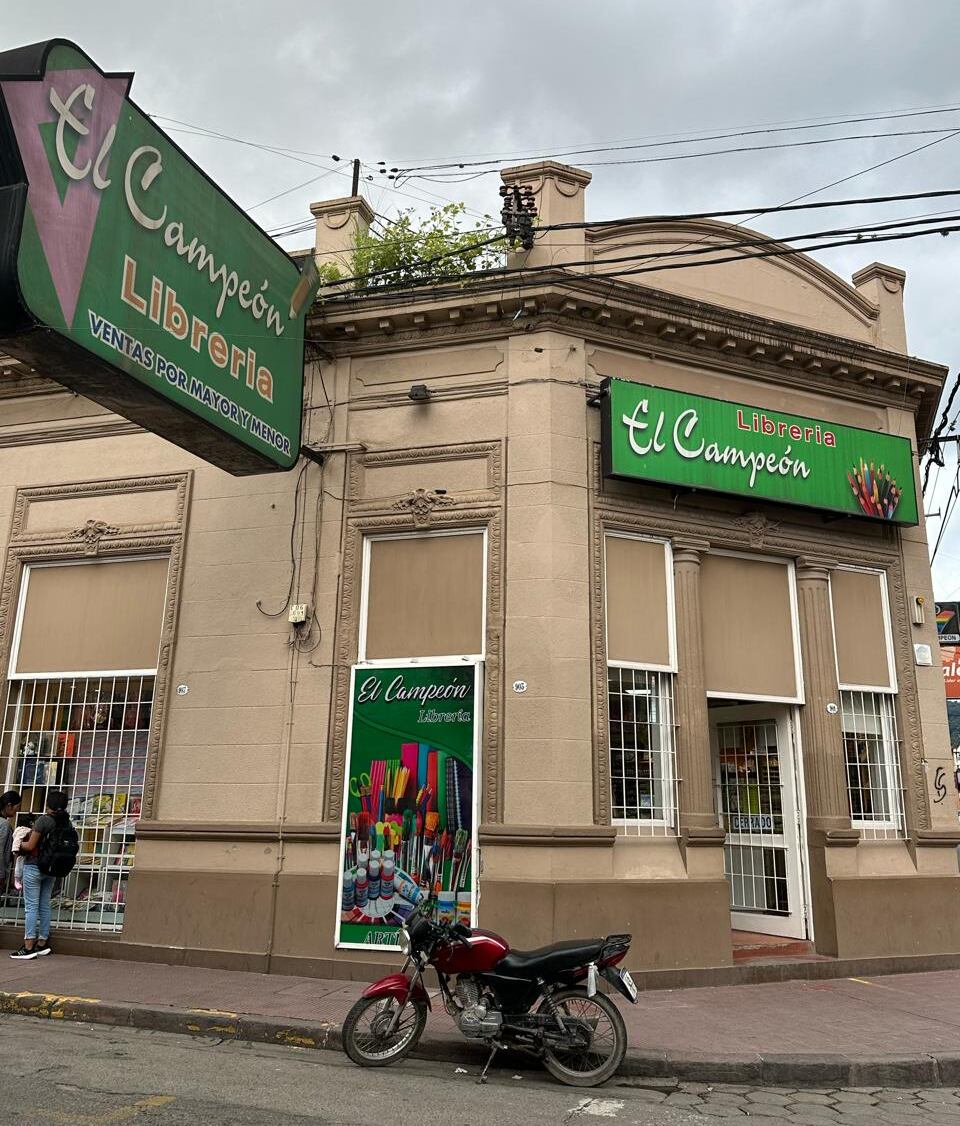 La tradicional librería "El Campeón", en la esquina de calles Güemes y Balcarce, en la capital jujeña.