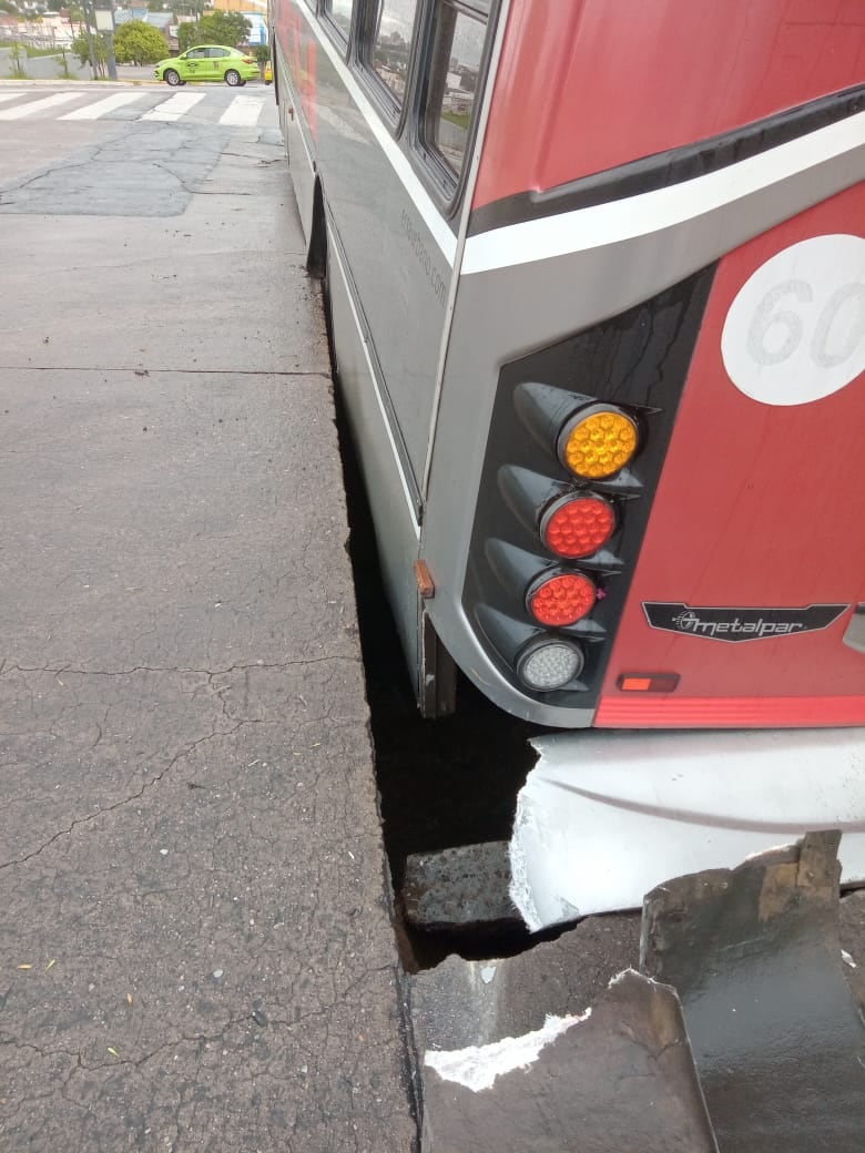 Los pasajeros lograron descender de la unidad y no se registraron heridos. (Foto: José Reyna)