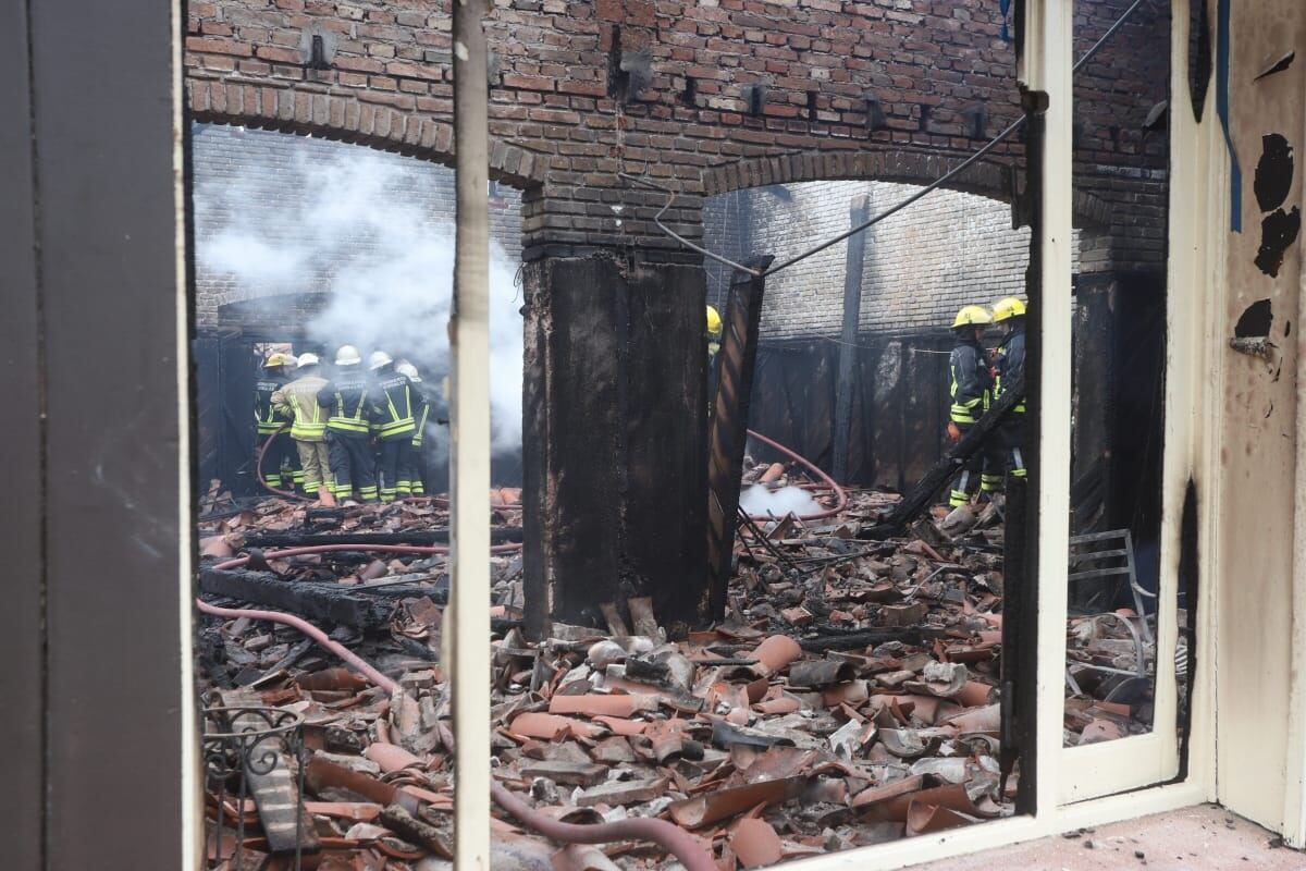 incendio
El Hotel 4 de la Unidad Turística Embalse se incendió este miércoles provocando importantes daños materiales en el lugar. El foco se concentró en el sector de cocinas y del comedor del establecimiento
nelson torres