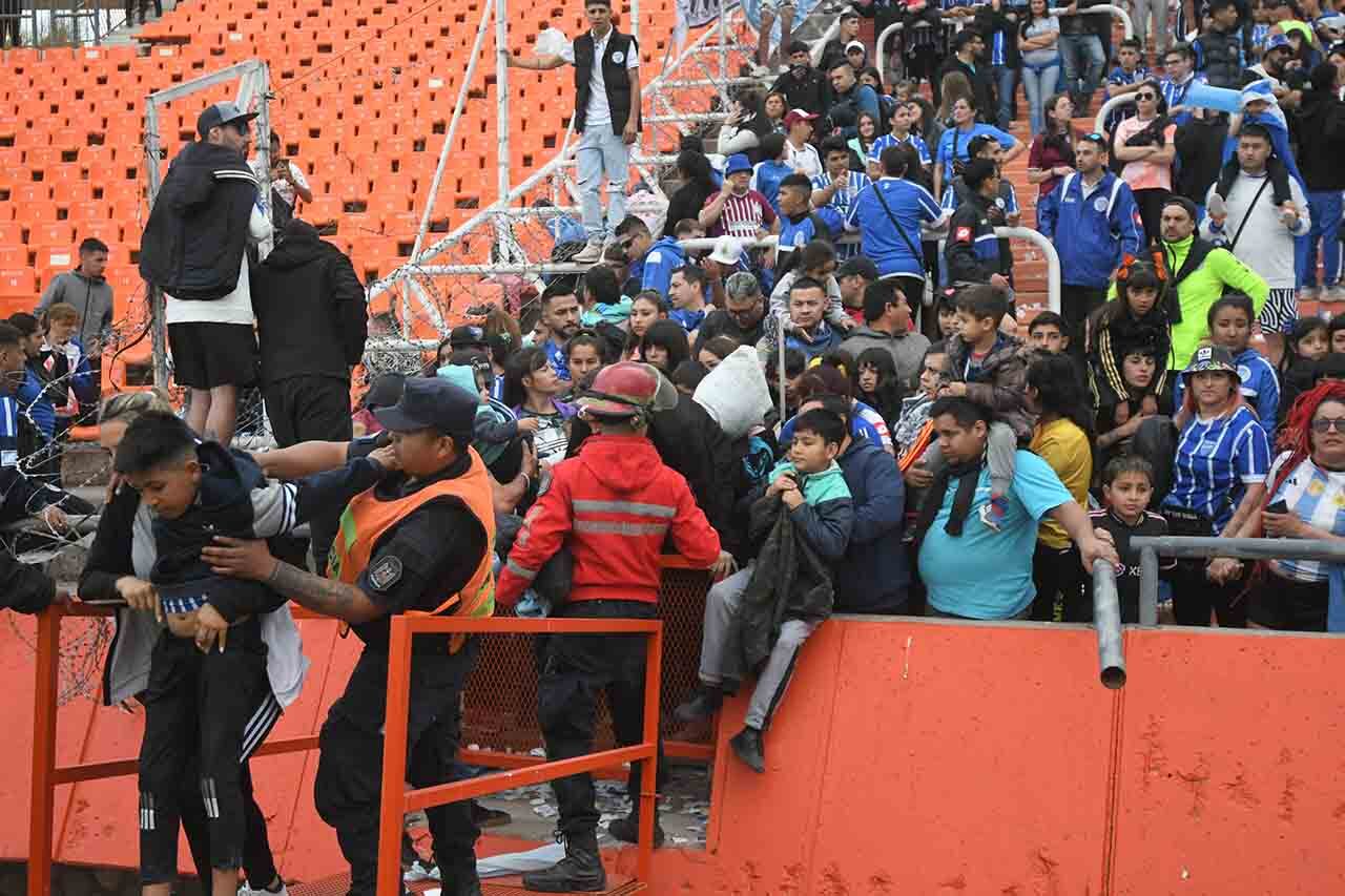 Fútbol  Liga Profesional, Godoy Cruz Antonio Tomba vs. Belgrano de Córdoba en el estadio Malvinas Argentinas.
Por los disturbios ocurridos en las afueras del estadio durante el  primer tiempo, los hinchas de la tribuna sur buscaban protejerse pasando al campo de juego para evitar problemas
Foto: José Gutierrez / Los Andes 

