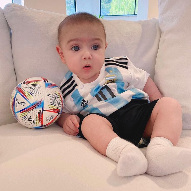 Francisco, el bebé del presidente y Fabiola Yañez, vestido para ver a la Selección Argentina