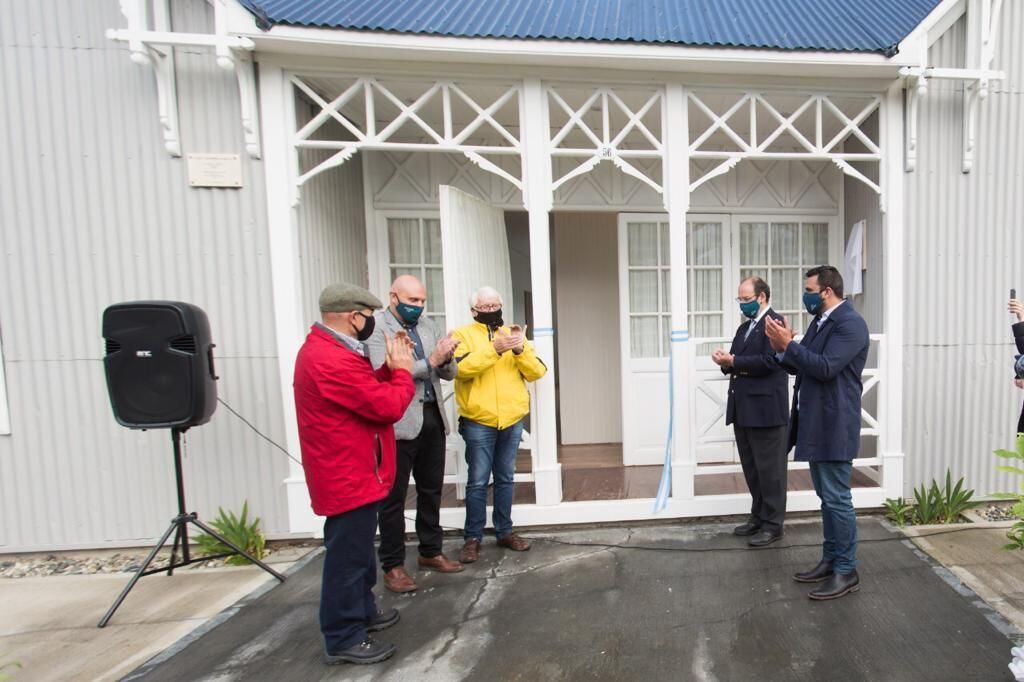 La nueva Casa de la Cámara de Turismo de Ushuaia que funcionará en una histórica vivienda recuperada por la Municipalidad.