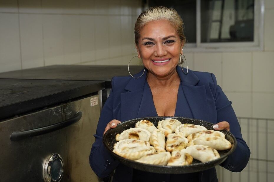 Una imagen de la inauguración del local de empanadas de Gladys La Bomba Tucumana en Recoleta. (Juano Tesone/Clarín).