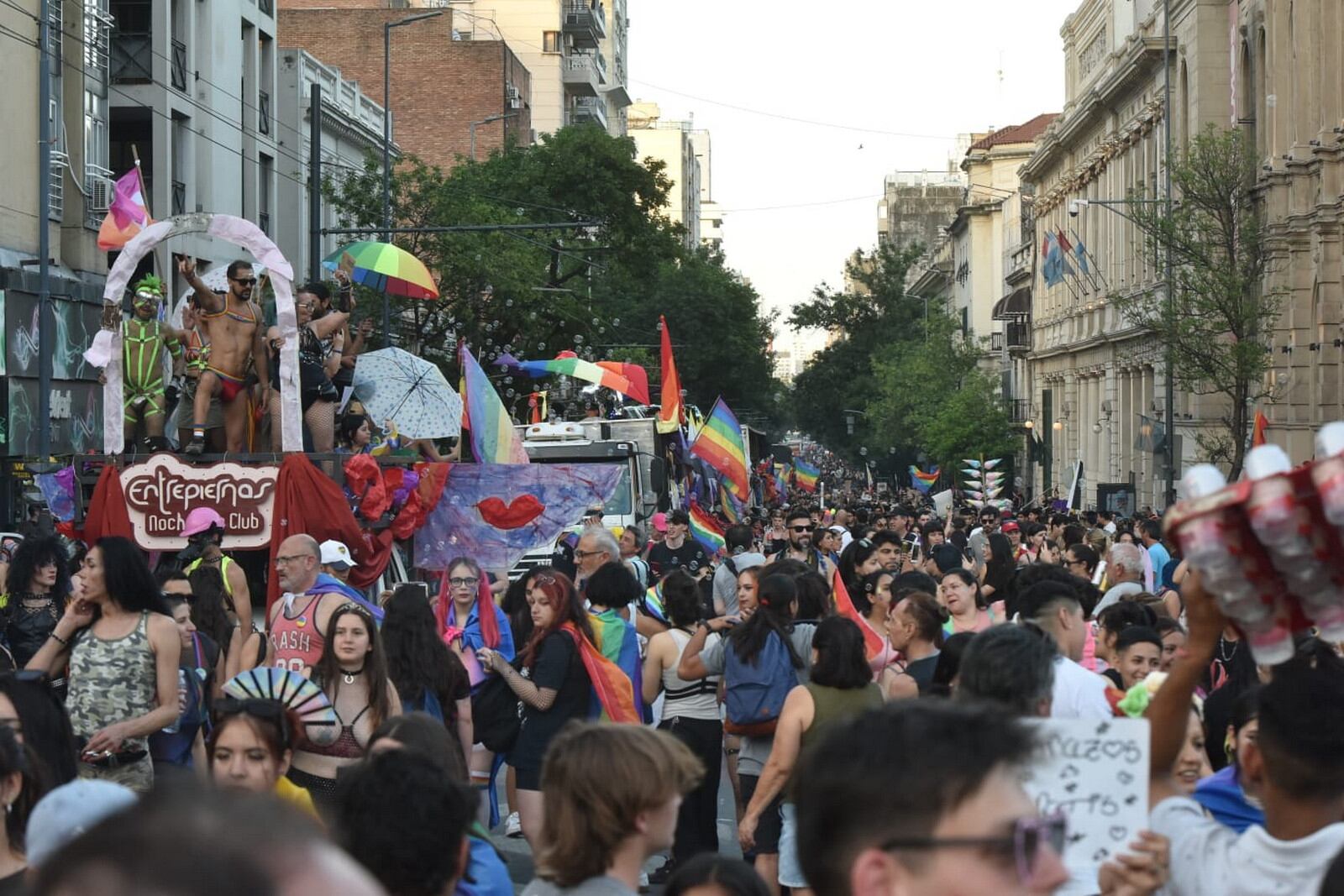 Miles de personas en la Marcha del Orgullo en Córdoba. (Facundo Luque / La Voz)