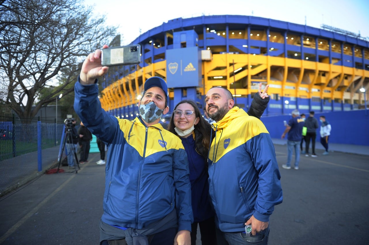 El retorno de los hinchas de Boca a su estadio este sábado. (Clarín).