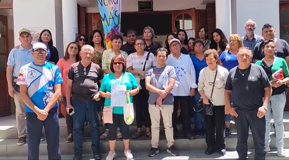 La dirigencia y los asambleístas, al término de la reunión en la sede de la calle Balcarce.