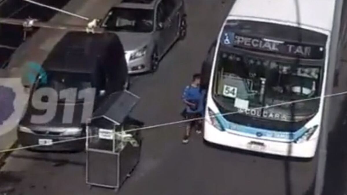 Video: evadió un control policial en Córdoba y quiso subirse a un colectivo para escapar