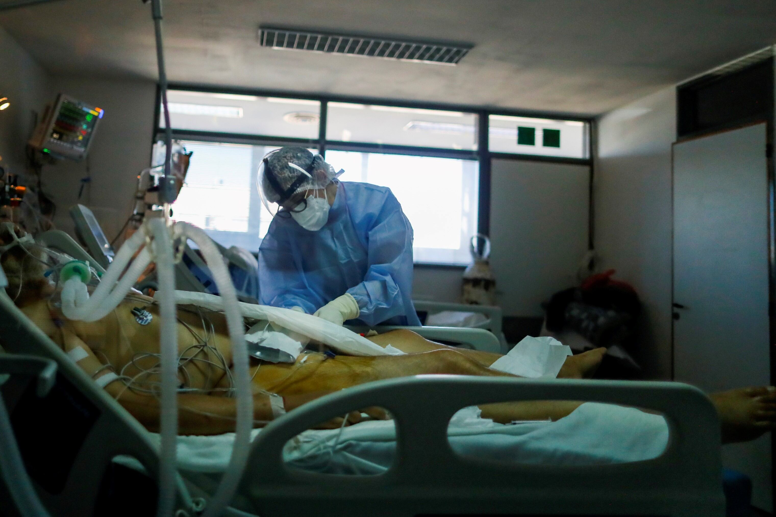 Personal de salud atendiendo casos de coronavirus en terapia intensiva (Foto: Reuters / Agustín Marcarian)