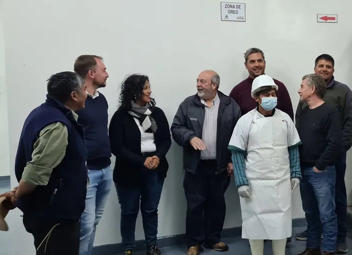 El director nacional de Inocuidad y Calidad Agroalimentaria, Alejandro Fernández, en diálogo con la secretaria provincial de Desarrollo Productivo, Patricia Ríos, durante la inspección al matadero frigorífico en Cieneguillas, Jujuy.