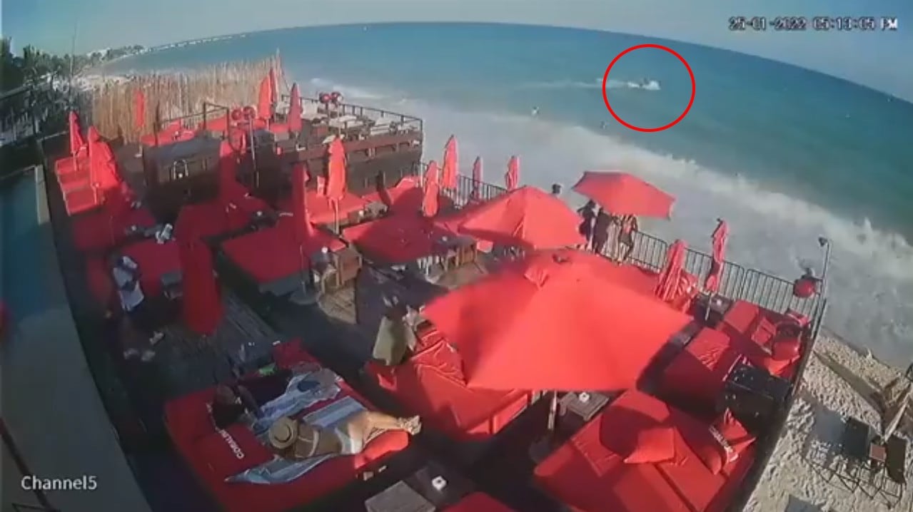 El momento de la huida de los sicarios que habrían asesinado a Federico Mazzoni, en Playa del Carmen.