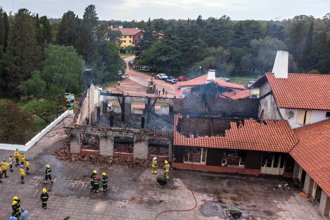 incendio
El Hotel 4 de la Unidad Turística Embalse se incendió este miércoles provocando importantes daños materiales en el lugar. El foco se concentró en el sector de cocinas y del comedor del establecimiento
nelson torres