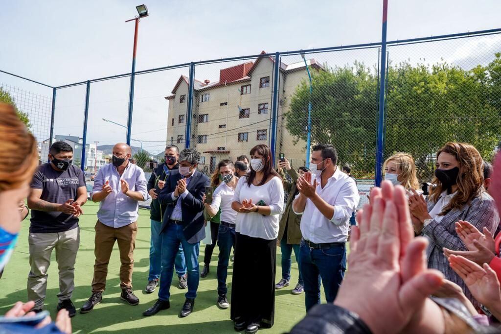 El concejal Javier Branca acompañó el acto de firma del convenio para el saneamiento y regularización de la traza urbana del macizo KyD que celebró el intendente de Ushuaia Walter Vuoto.