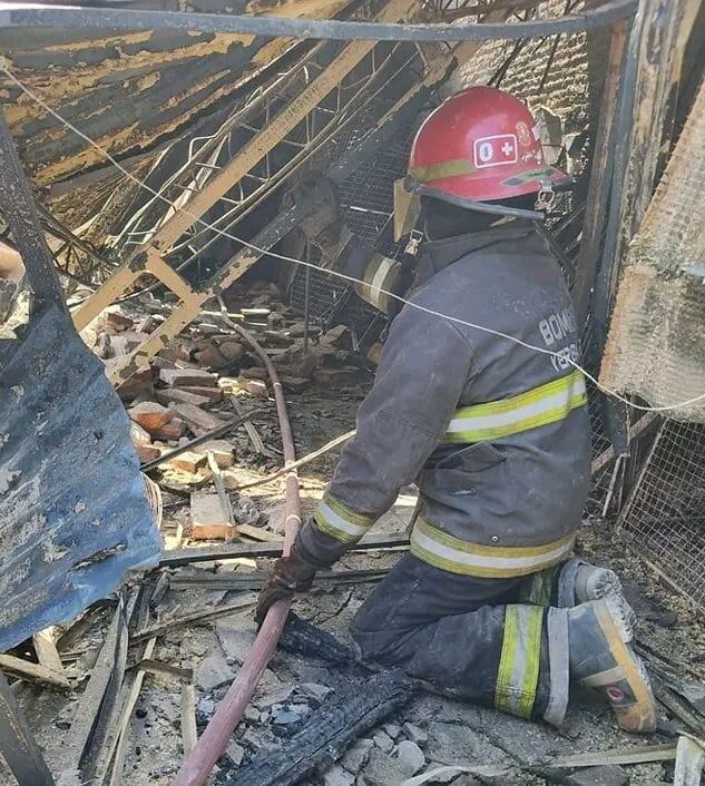 Bombero de Yerba Buena en el incendio del Marcado Persia, por el que 6 oficiales debieron ser internados