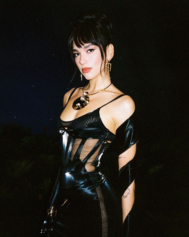 Dua Lipa lució un look que causó furor en las redes sociales.