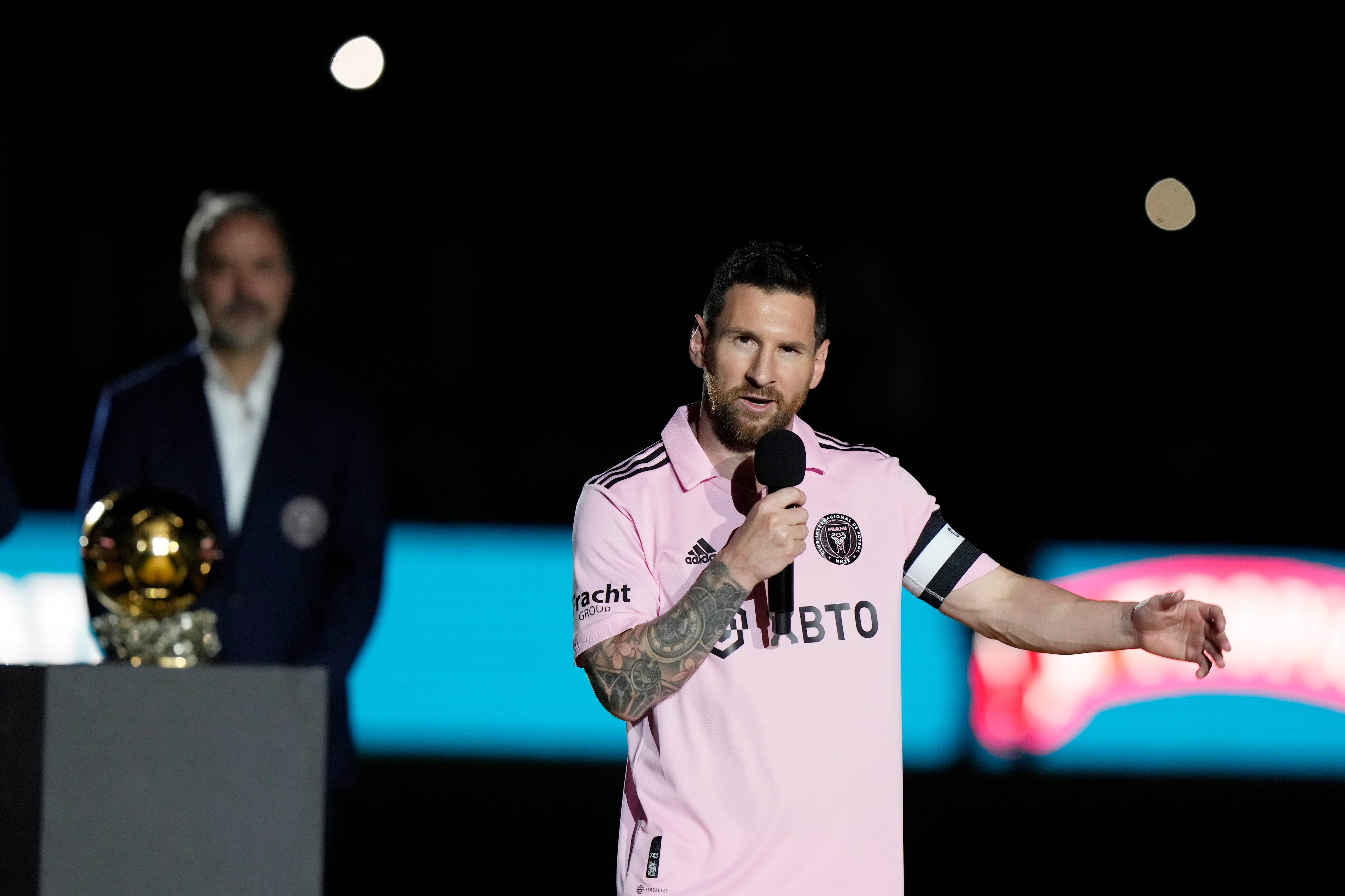 El delantero Lionel Messi del Inter Miami durante una ceremonia tras ganar el Balón de Oro, el viernes10 de noviembre de 2023, en Fort Lauderdale, Florida. (AP Foto/Lynne Sladky)