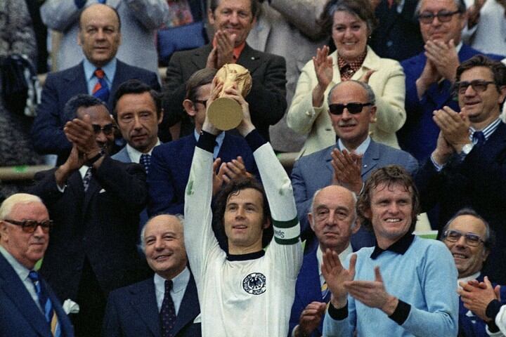 Franz Beckenbaur levanta la Copa del Mundo en 1974.