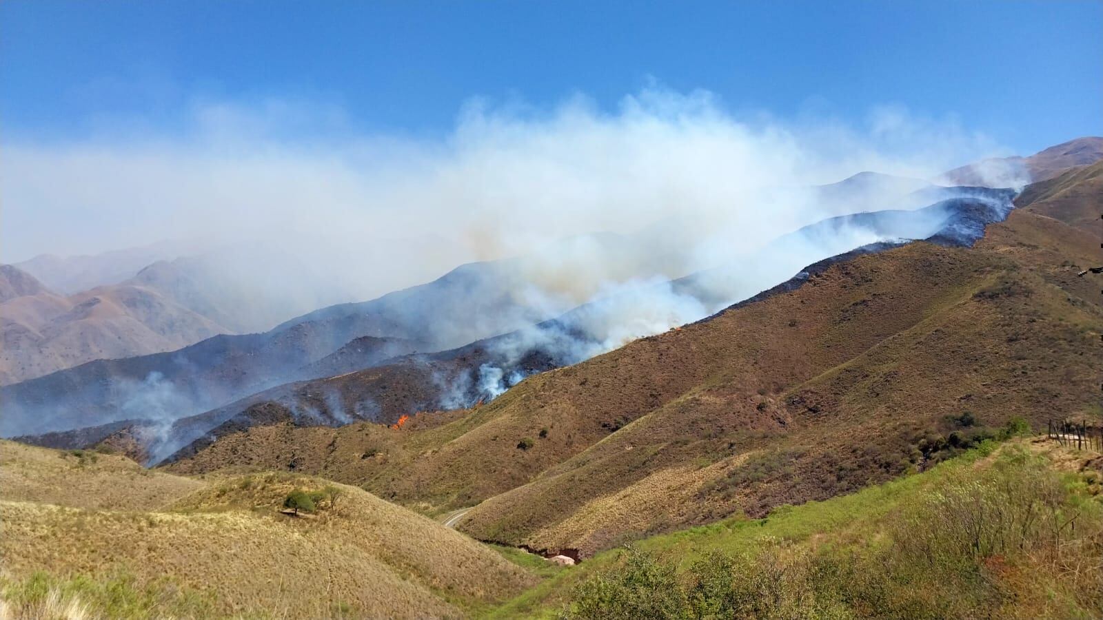 Imágenes de los incendios que azotan la zona de Ambato, Catamarca.