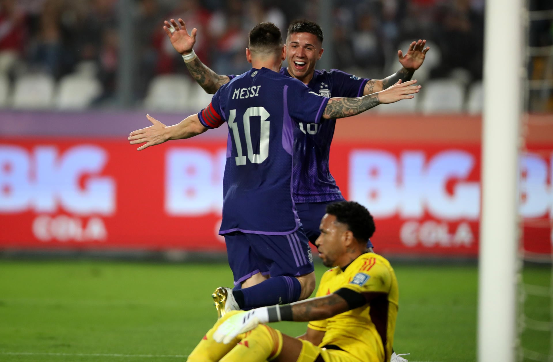 AMDEP746. LIMA (PERÚ), 17/10/2023.- Lionel Messi (c) de Argentina celebra un gol con Enzo Fernández (d) hoy, en un partido de las Eliminatorias Sudamericanas para la Copa Mundial de Fútbol 2026 entre Perú y Argentina en el estadio Nacional de Lima (Perú). EFE/Paolo Aguilar
