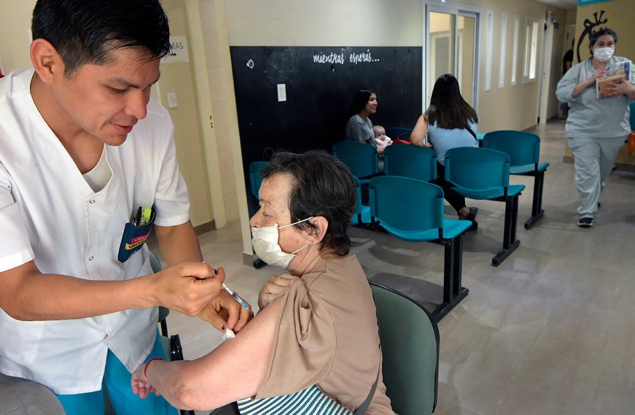 Ante el incremento de contagios y muertes a nivel nacional, y una nueva subvariante de ómicron, el Ministerio de Salud Argentino anunció la ampliación de los planes de vacunación para los niños, niñas y adolescentes.

Foto: Orlando Pelichotti / Los Andes 