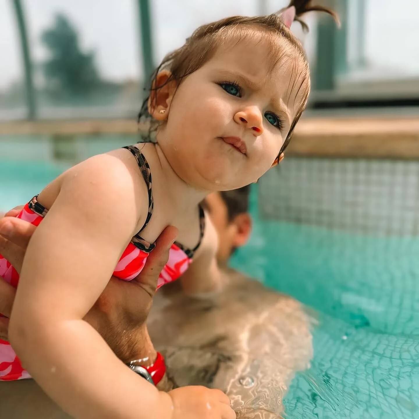 Ari se mostró feliz de estar en el agua.