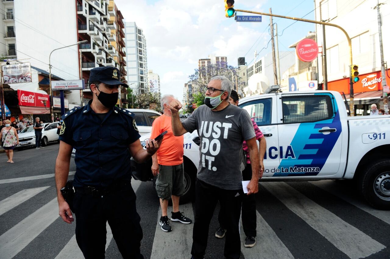 Vecinos de La Matanza protestan este lunes con duros reclamos al Gobierno. Foto: Clarín