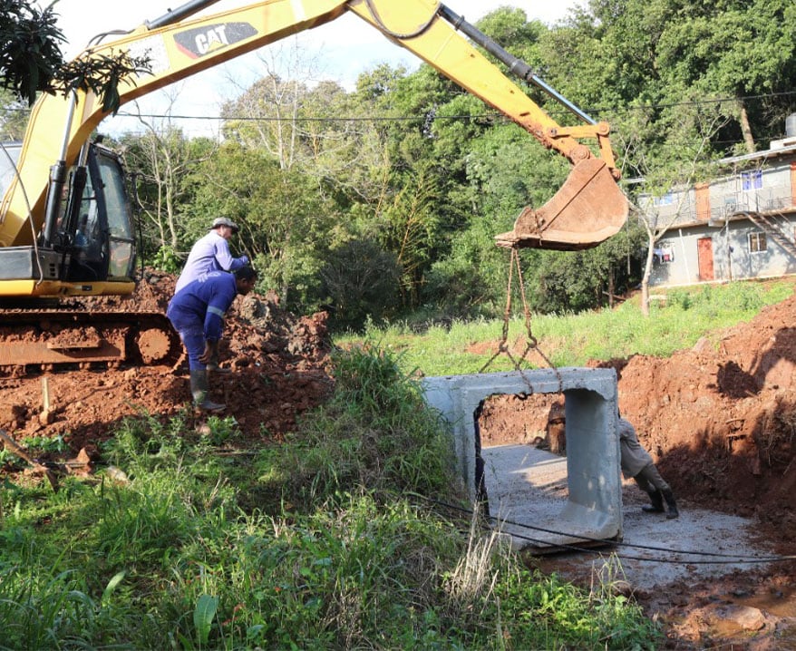 Continúan realizando trabajos hídricos en Oberá.