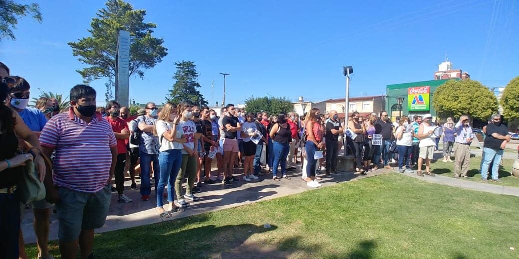 La comunidad de Berrotaran se reunió en la plaza central, pidiendo justicia por el asesinato de Santiago Mansicidor.