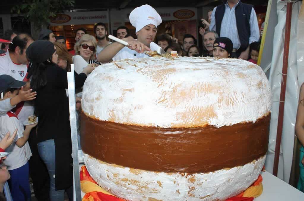 El tradicional corte del alfajor gigante con el que se inaugura la fiesta.