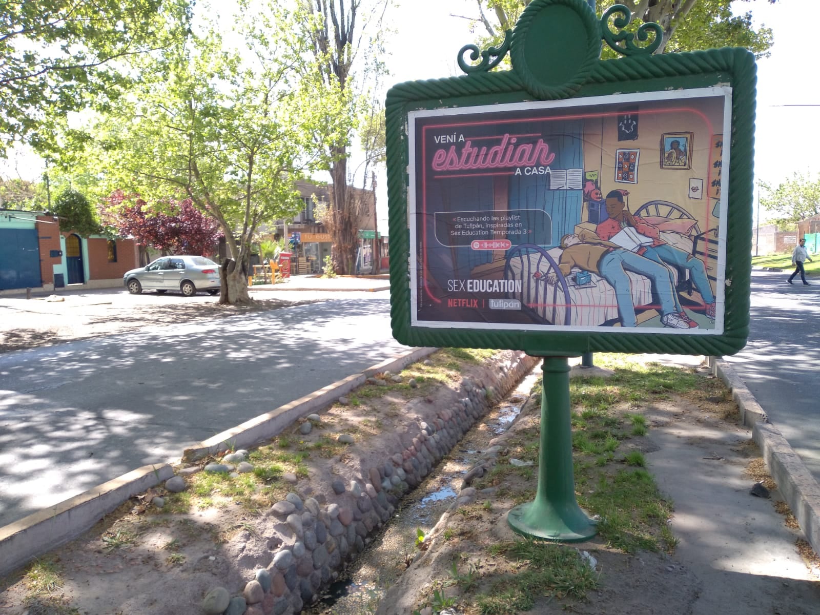 El cartel ubicado en carril Sarmiento y Primitivo de la Reta, a cuadras de un colegio. 