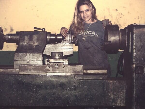 Samira en el taller de torno de su padre en Venezuela.