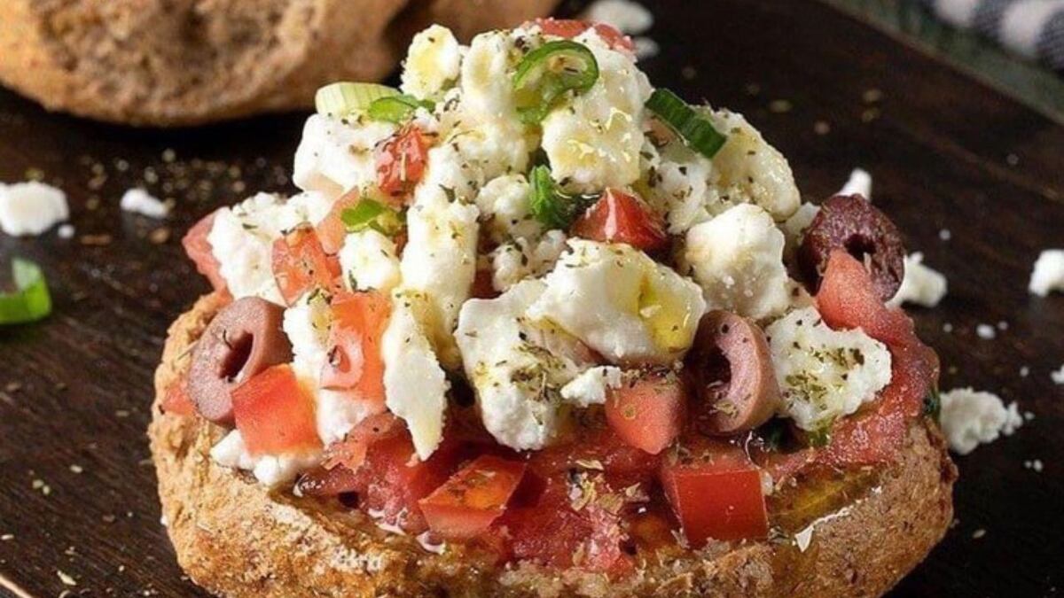 Cómo hacer la mejor ensalada del mundo en casa: de origen griego y con fáciles ingredientes
