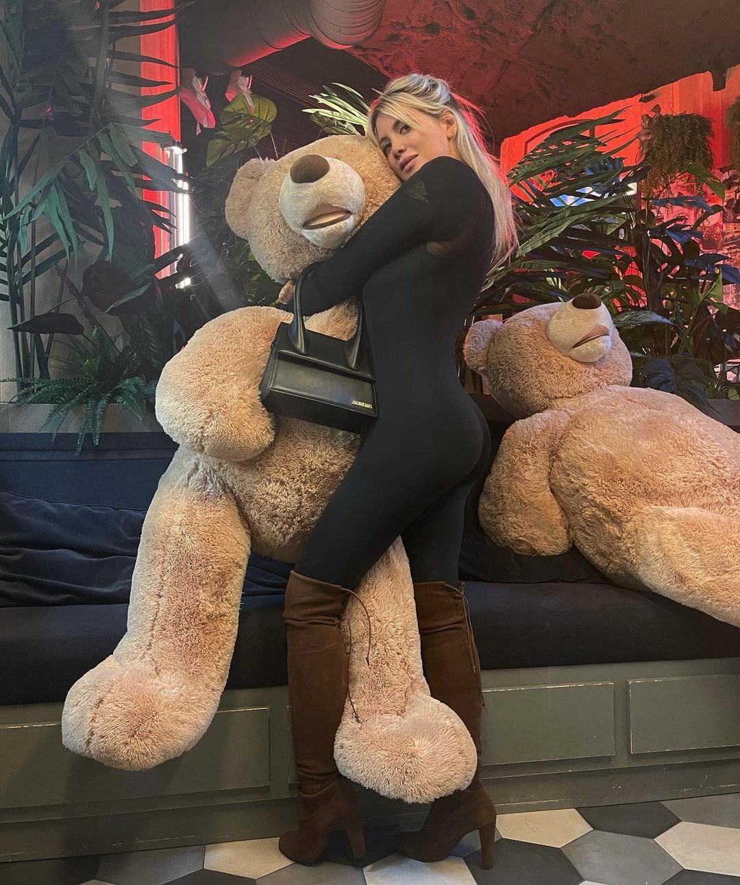 La vez que Wanda Nara posó desde París, con un catsuit negro y abrazada a un oso de peluche.