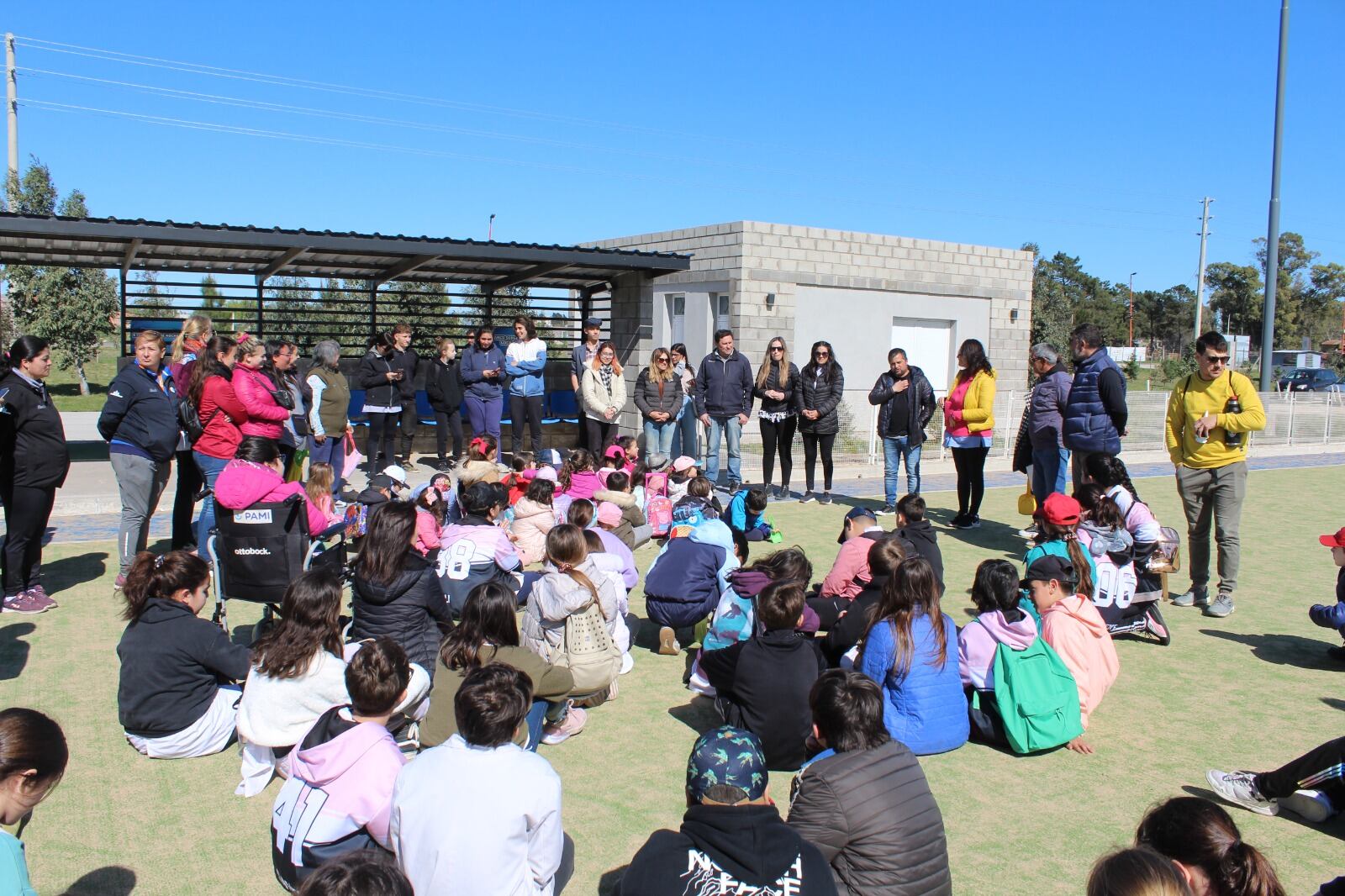 Tres Arroyos: Se realizó la jornada de forestación en el Polo Educativo