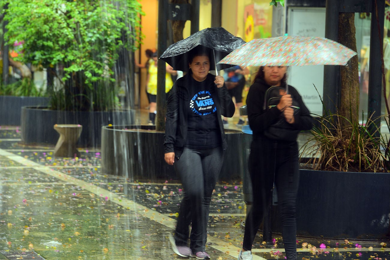 Intensa lluvia cayo este sábado en la ciudad de Córdoba. (José Gabriel Hernández)