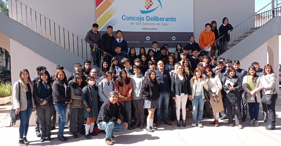 La titular del área Obras Particulares, Mariana Franco, y las arquitectas Silvina González Diez, Noelia Tolaba, Agustina Condorí y Mariana Sánchez, junto al concejal Aguiar y la delegación de la EET 1, al término de la visita al Concejo Deliberante.