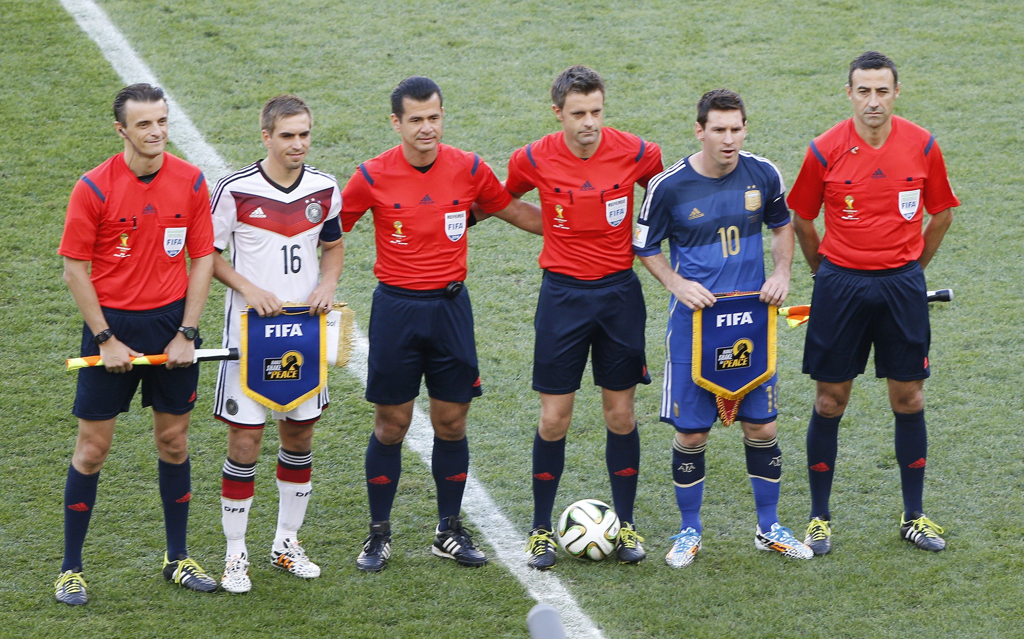 Philipp Lahm y Lionel Messi en la antesala de la final del Mundial de Brasil 2014.