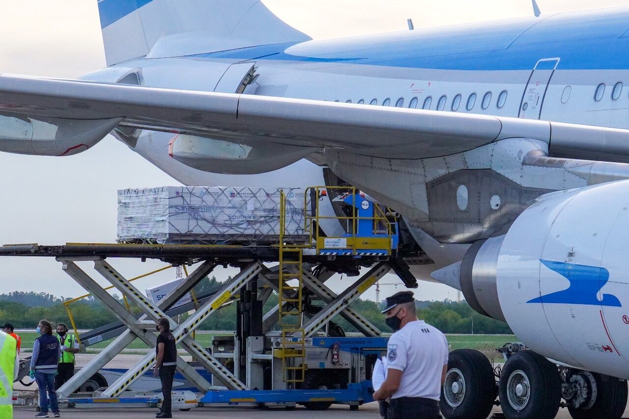 Llegada de las vacunas Rusas Sputnik V al aeropuerto de Ezeiza. (Foto: Clarín)