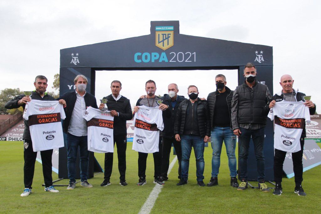 El "Chocho" y sus colaboradores posaron con los regalos del club antes de enfrentar al Canalla. (@caplatense)