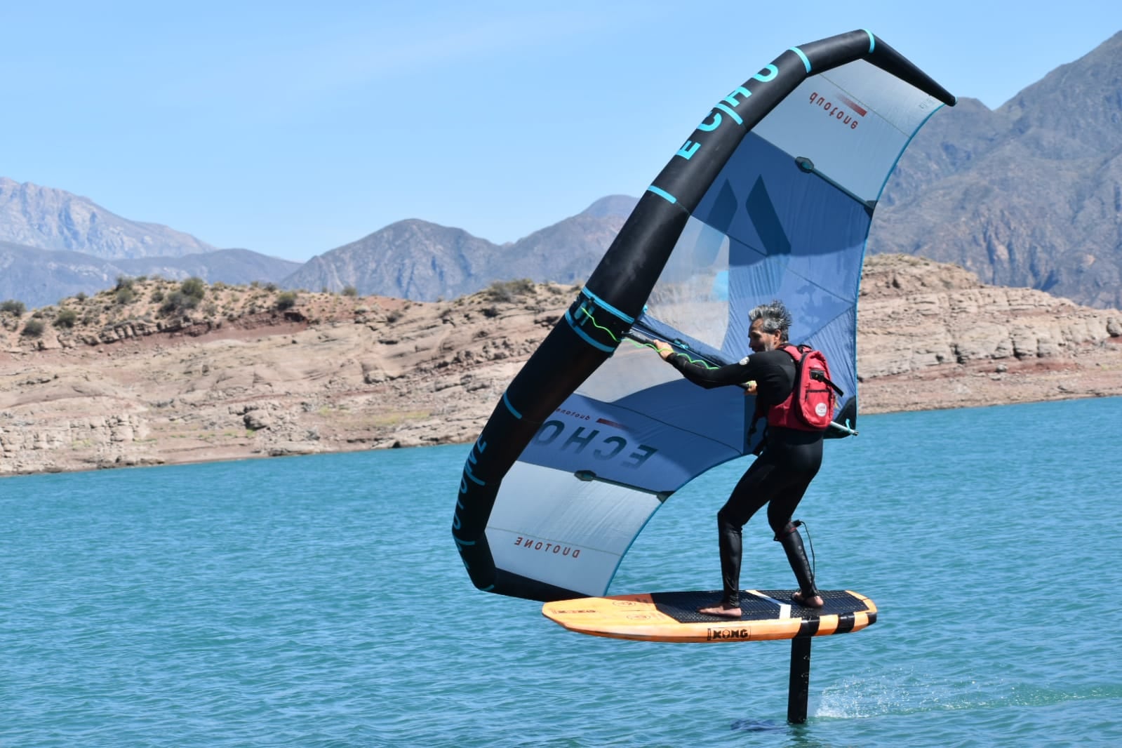 Wing en el Dique Potrerillos, la actividad que está muy de moda en muchos lugares del mundo.