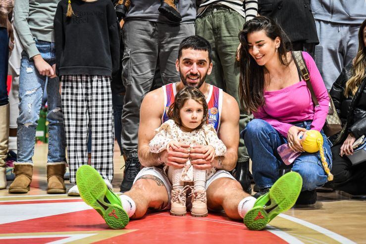 Facundo Campazzo con su hija Sarita y su mujer Consuela tras su debut en el Estrella Roja de Serbia, en la jornada de Navidad. (Liga ABA)